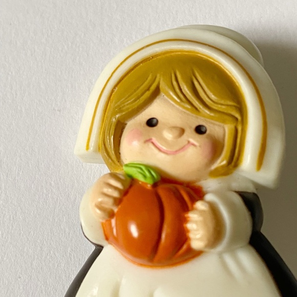 Vintage Hallmark Thanksgiving Pilgrim with a Pumpkin Brooch Pin - Picture 1 of 5